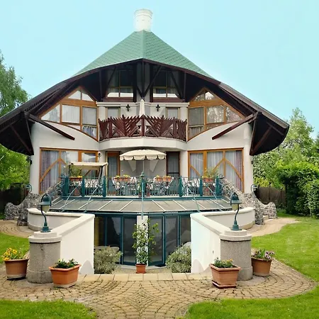 Holiday home Luxusvilla Balatonszarszo